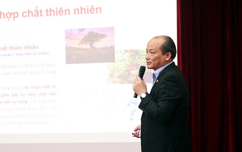 GS.TS. Phạm Quốc Long, Tổng Thư ký Hội Khoa học các sản phẩm thiên nhiên Việt Nam trình bày Báo cáo.