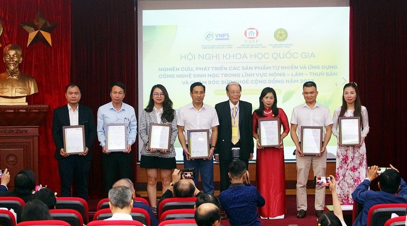GS.TS. Phạm Văn Thiêm, Chủ tịch Hội Khoa học các sản phẩm thiên nhiên Việt Nam trao giấy chứng nhận sản phẩm thiên nhiên cho 7 
