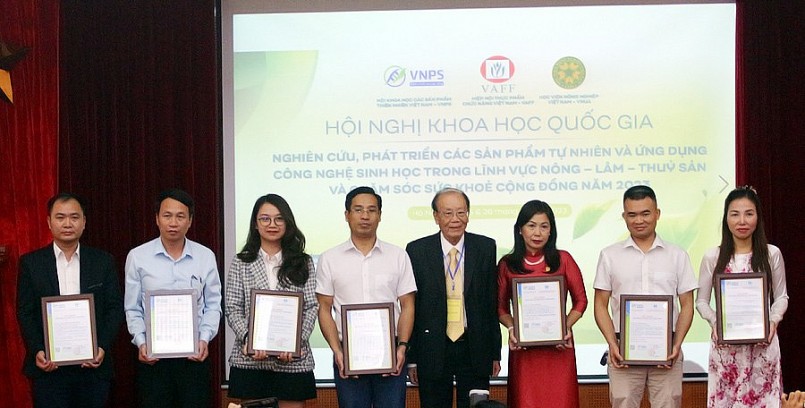 GS.TS. Phạm Văn Thiêm, Chủ tịch Hội Khoa học các sản phẩm thiên nhiên Việt Nam trao giấy chứng nhận sản phẩm thiên nhiên cho 7 doanh nghiệp và 18 sản phẩm 
