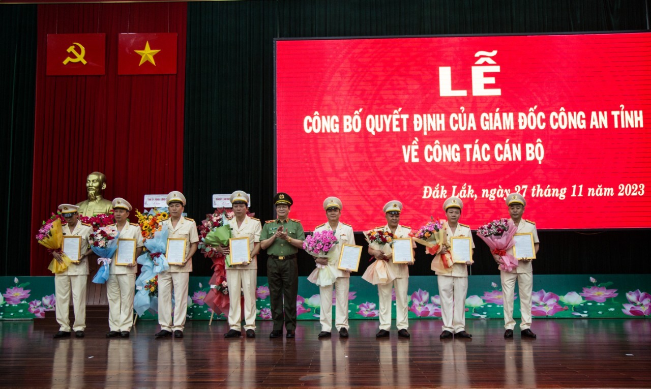 Giám đốc Công an tỉnh -Thiếu tướng Lê Vinh Quy trao quyết định, tặng hoa chúc mừng các đồng chí nhận nhiệm vụ mới.