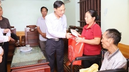 Lãnh đạo tỉnh Thanh Hoá thăm và tặng quà cho người khuyết tật huyện Hậu Lộc