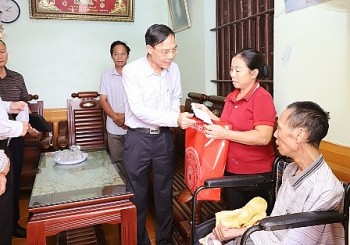 Lãnh đạo tỉnh Thanh Hoá thăm và tặng quà cho người khuyết tật huyện Hậu Lộc