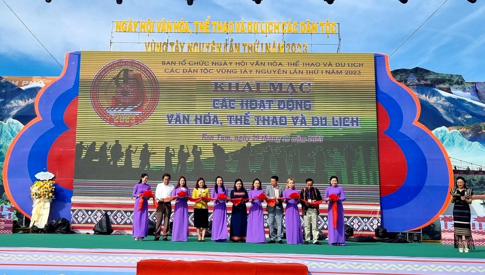 Các đại biểu cắt băng khai mạc các hoạt động chung Ngày hội các dân tộc vùng Tây Nguyên lần thứ I tại Kon Tum.
