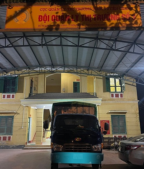 Cục Quản lý thị trường Tuyên Quang bắt giữ phương tiện vận chuyển 3 tấn đường cát nhập lậu