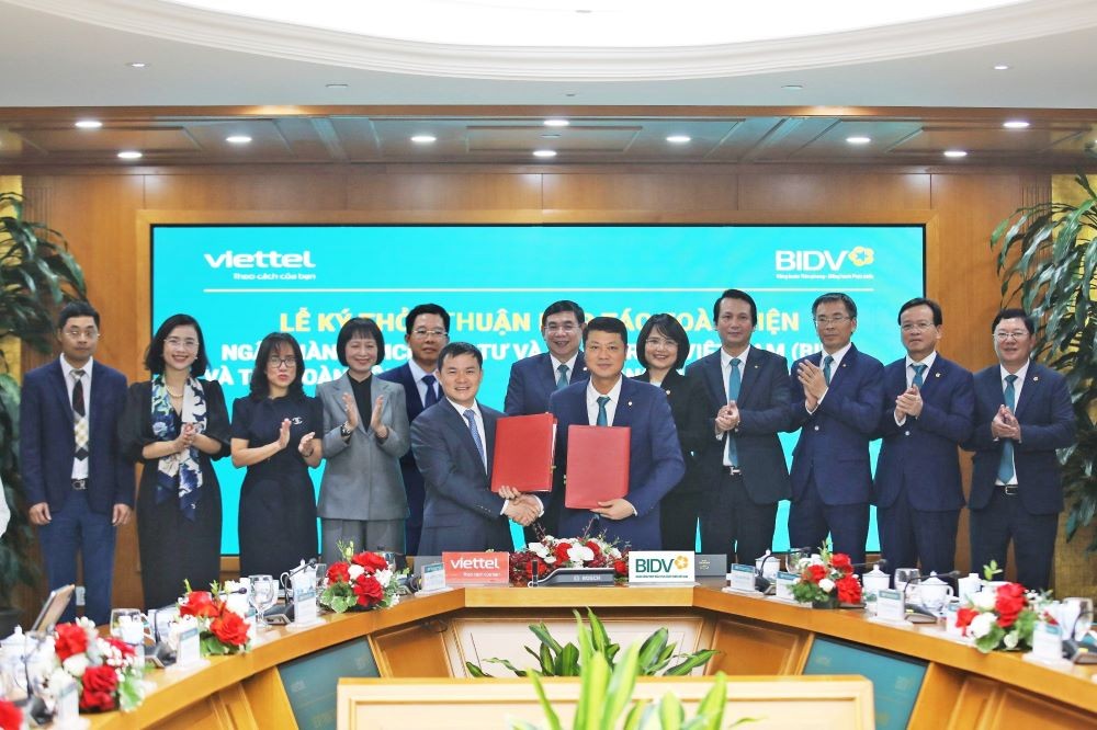 Ông Tào Đức Thắng (Chủ tịch kiêm Tổng Giám đốc Tập đoàn Viettel) và ông Lê Ngọc Lâm (Tổng Giám đốc BIDV) đại diện hai đơn vị ký kết Thỏa thuận hợp tác toàn diện giai đoạn 2024-2028