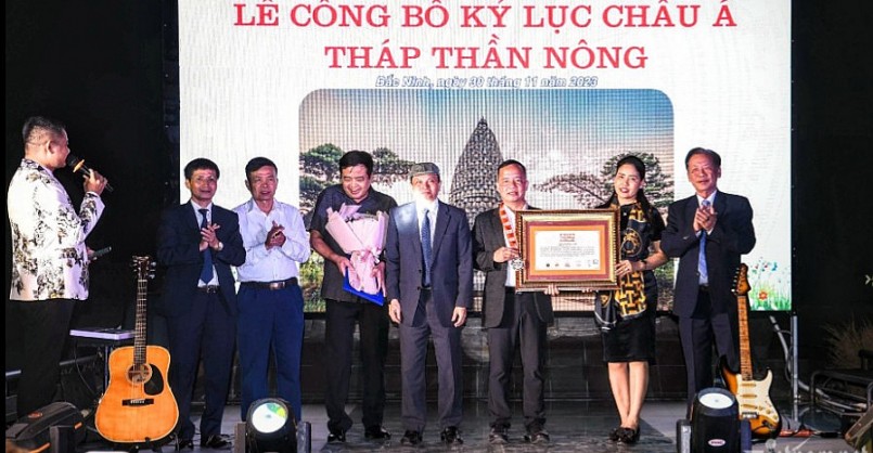 Tháp Thần Nông hình hạt lúa làm từ 1002 cối đá tại Bắc Ninh đạt kỷ lục Châu Á