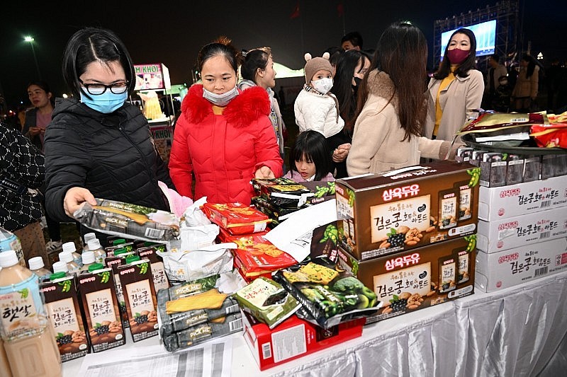 Người dân hào hứng với các sản phẩm đến từ Hàn Quốc.