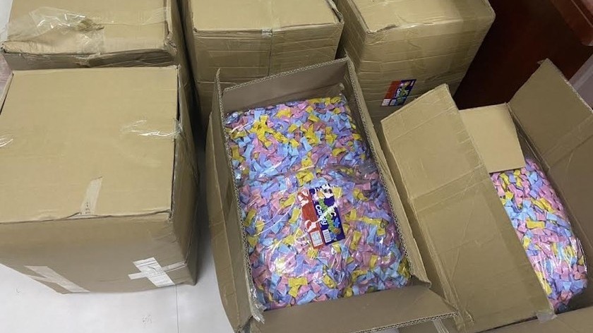 Lào Cai: Ngăn chặn kịp thời lô kẹo 7 màu không rõ nguồn gốc