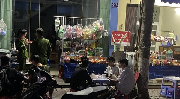 Lào Cai: Ngăn chặn kịp thời lô kẹo 7 màu không rõ nguồn gốc