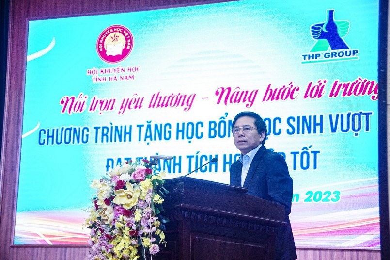 Ông Trần Xuân Dưỡng, Phó Chủ tịch UBND tỉnh Hà Nam chia sẻ và động viên các em học sinh vượt khó tại buổi trao học bổng