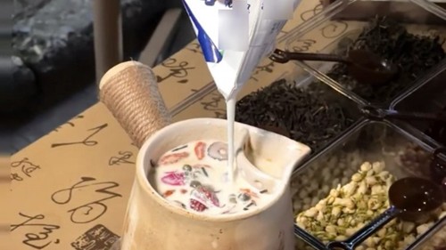 Món trà sữa Vân Nam có gì đặc biệt mà hot chẳng thua trà chanh giã tay?