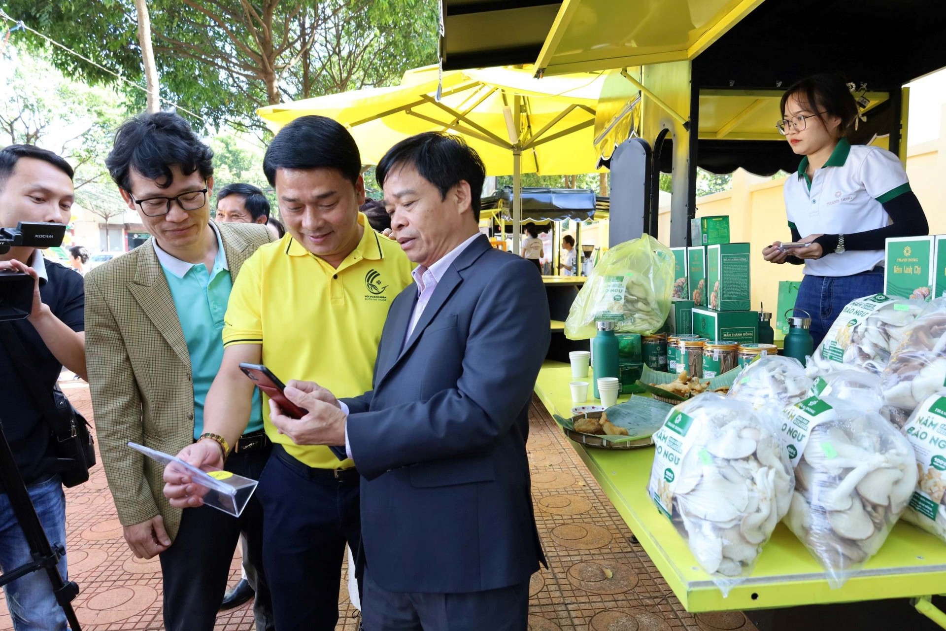 Ủy viên Trung ương Đảng, Bí thư Tỉnh ủy Nguyễn Đình Trung quét mã QR thanh toán trực tuyến để mua các sản phẩm OCOP tại Chợ phiên @ BMT.