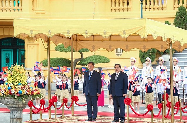 Thủ tướng Phạm Minh Chính và Thủ tướng Hun Manet thực hiện nghi thức chào cờ. Ảnh Hữu Hưng