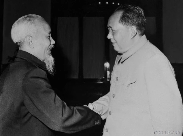 Chủ tịch Hồ Chí Minh gặp và hội đàm với Chủ tịch Mao Trạch Đông, ngày 2/11/1960 tại Bắc Kinh, trong chuyến thăm Trung Quốc từ ngày 2 - 4/11/1960. Ảnh: TTXVN