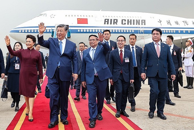 Thủ tướng Phạm Minh Chính đón Tổng bí thư, Chủ tịch Trung Quốc Tập Cận Bình và phu nhân Bành Lệ Viên tại sân bay Nội Bài. Ảnh: Hoàng Phong