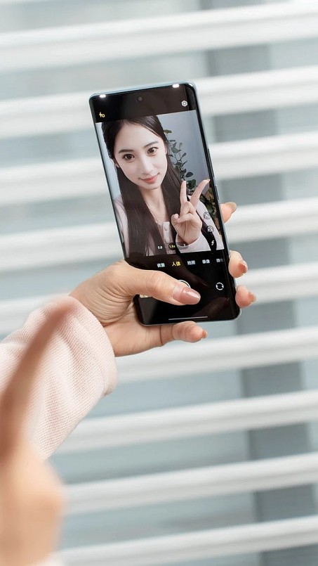 Smartphone Vivo S18 Pro trình làng với camera selfie khủng 50MP