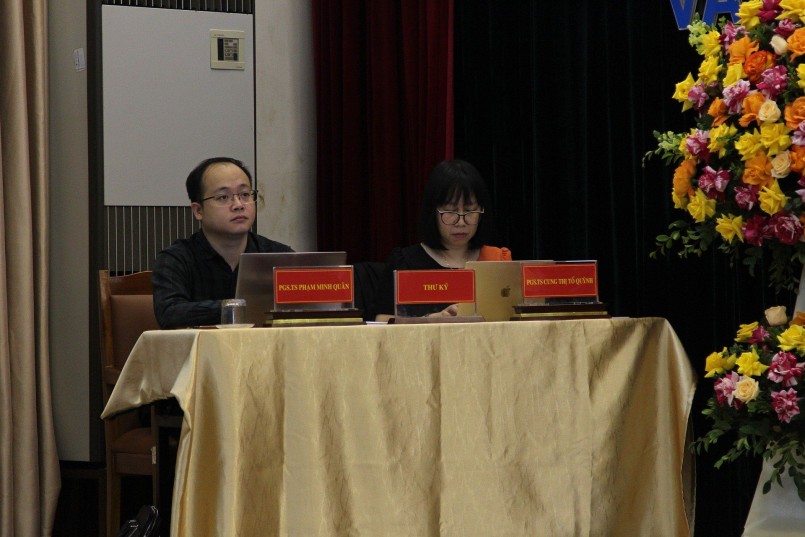 PGS.TS. Cung Thị Tố Quỳnh được phân công trình bày Dự thảo Nghị quyết.