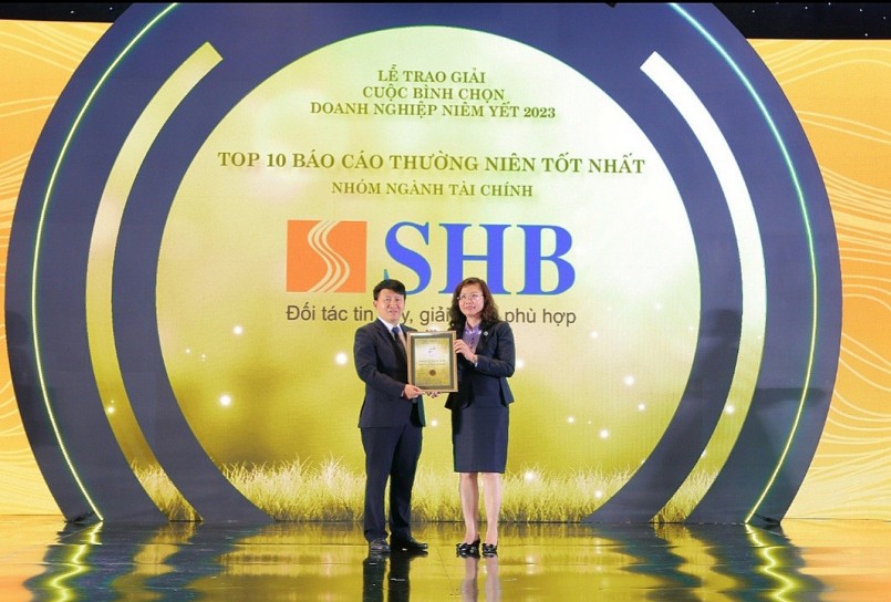 Đại diện SHB nhận giải thưởng từ BTC