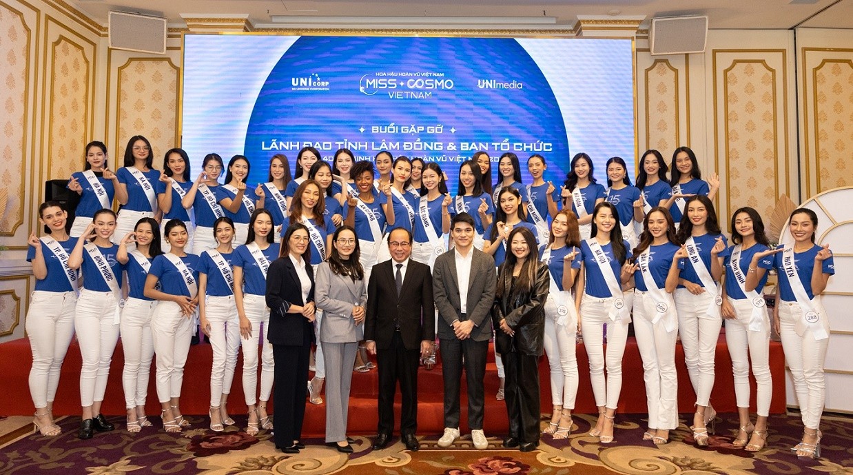 Top 39 Hoa hậu Hoàn vũ Việt Nam năm 2023 chụp hình lưu niệm với lãnh đạo ngành văn hóa tỉnh Lâm Đồng.