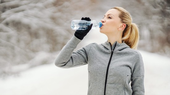 Lý do bạn nên uống nhiều nước hơn vào mùa đông