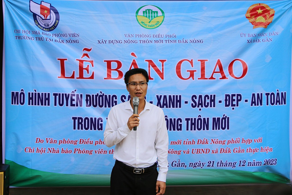 Ông Phan Văn Sinh, Phó Chánh Văn phòng chuyên trách Văn phòng Điều phối xây dựng nông thôn mới tỉnh Đắk Nông phát biểu tại buổi lễ. 