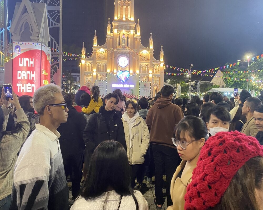 Đà Nẵng: Người dân, du khách rộn ràng tận hưởng không khí Lễ Giáng sinh