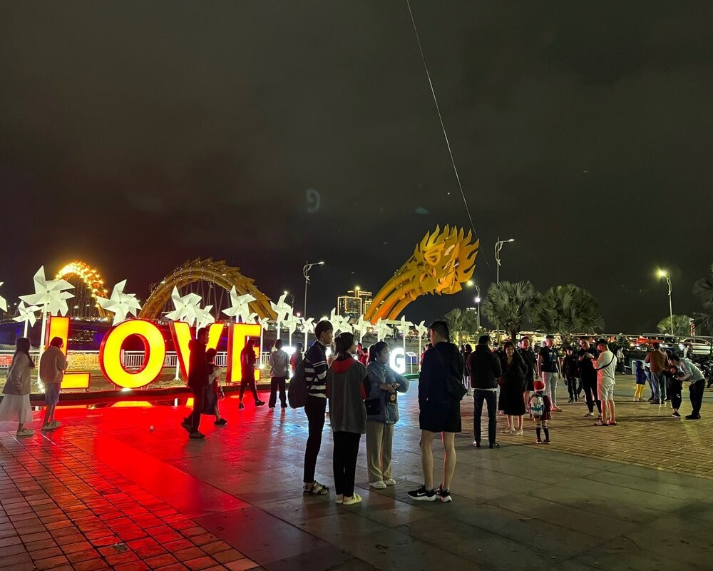 Đà Nẵng: Người dân, du khách rộn ràng tận hưởng không khí Lễ Giáng sinh