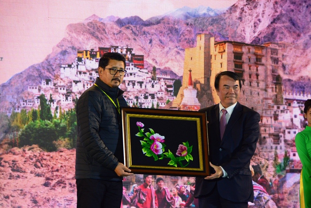 Ông Phạm S- Phó Chủ tịch Lâm Đồng tặng tranh kỷ niệm cho đại diện vùng Ladakh- Ấn Độ.