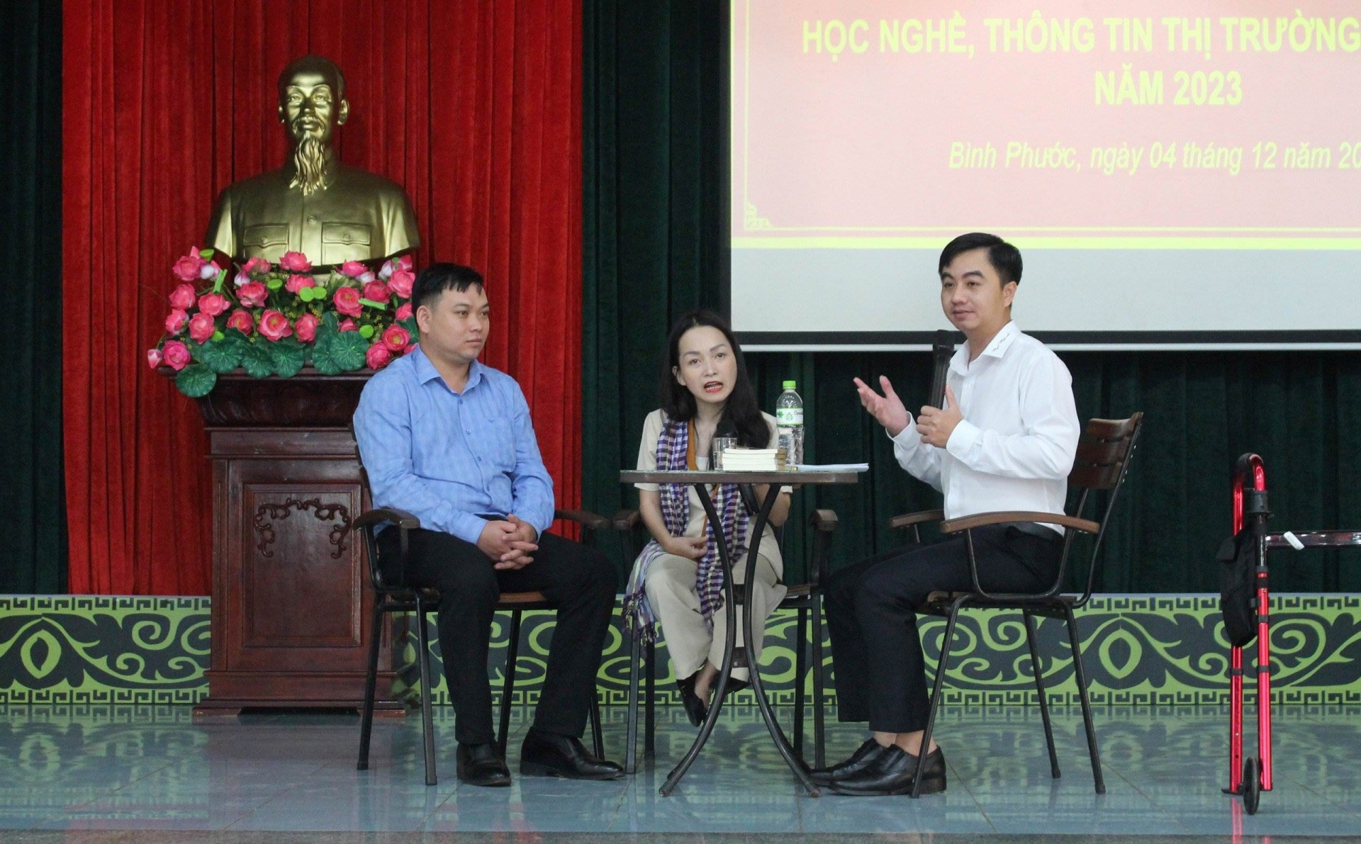 Talkshow chia sẻ giữa ông Lưu Lập Đức - chiến sĩ xuất ngũ lập nghiệp thành công và nhà văn Trần Trà My được dẫn dắt bởi ông Trần Quốc Duy - Giám đốc Trung tâm XTĐT, TM & Du lịch