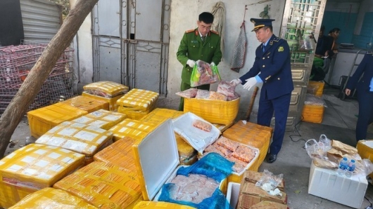 Hà Nội: Phát hiện kho chứa hơn 1 tấn thực phẩm bẩn