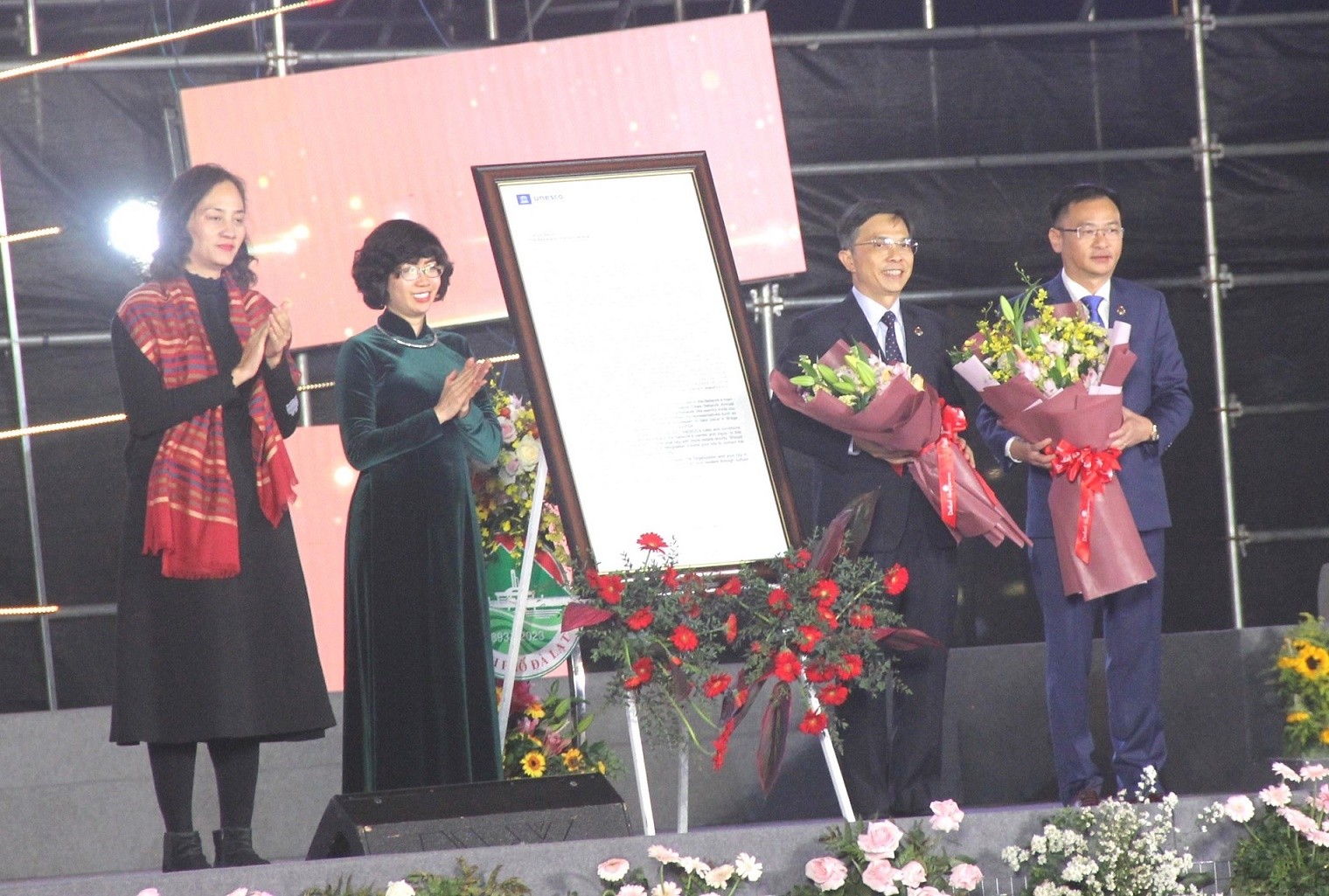 Lãnh đạo TP Đà Lạt đón nhận Thư xác nhận của UNESCO về thành phố sáng tạo âm nhạc.