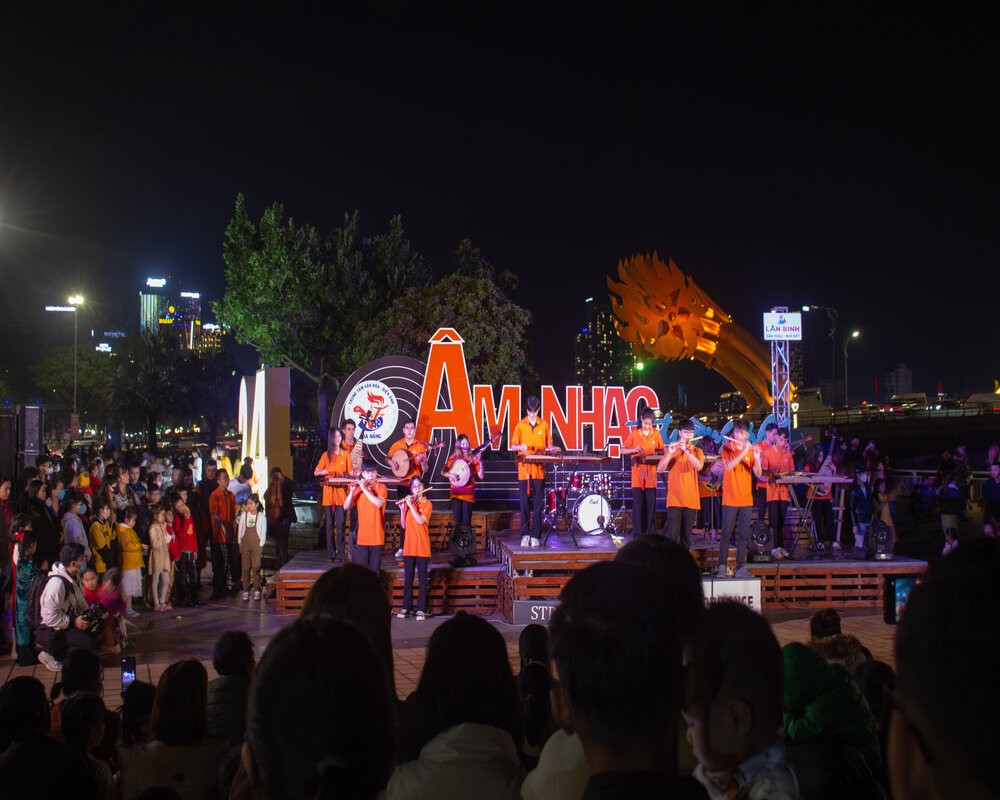 Đà Nẵng: Người dân, du khách rộn ràng đón năm mới