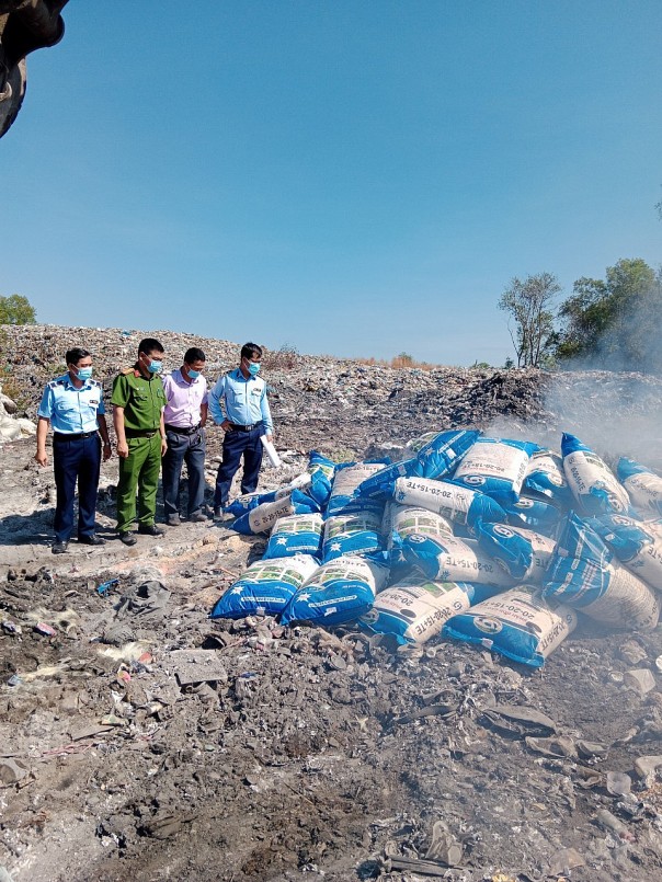 Tây Ninh: Tiêu hủy 3,5 tấn phân bón giả về công dụng