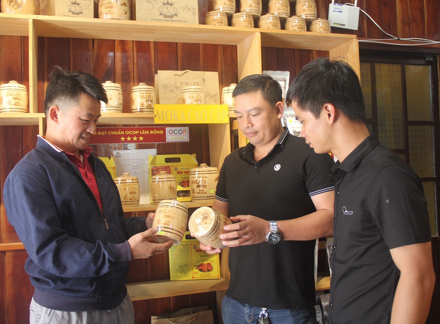 Ông Đỗ Văn Ẩn (bên trái) giới thiệu sản phẩm cà phê Moka của ông ty đến người tiêu dùng.