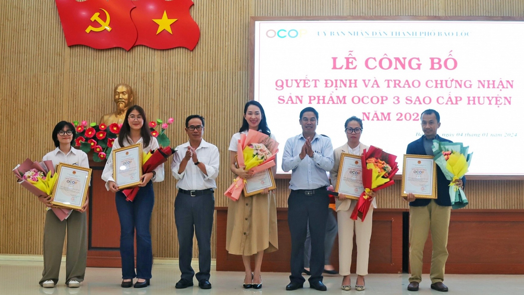 Lãnh đạo TP Bảo Lộc trao chứng nhận OCOP 3 sao cho chủ thể các sản phẩm