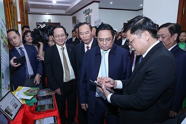 Thủ tướng Phạm Minh Chính ấn tượng với kết quả chuyển đổi số ngành nông nghiệp. Ảnh: Nhật Bắc