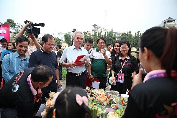 Ban giám khảo chấm điểm các đội thi.