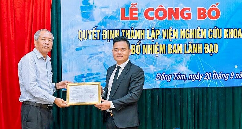 Chủ tịch CNC Nguyễn Đình Hùng trao quyết định bổ nhiệm Viện trưởng Viện nghiên cứu môi trường công nghệ cao Hòa Bình trực thuộc CNC.