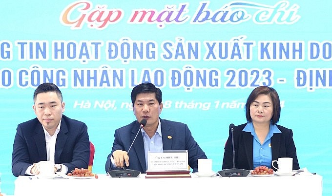 Ông Cao Hữu Hiếu, Tổng giám đốc Vinatex (ngồi giữa) chia sẻ về thị trường dệt may 2023, dự báo 2024, ngày 8/1. 