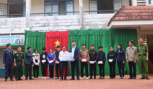 Trao hơn 50 suất học bổng cho học sinh nghèo vượt khó tại Đăk Lăk