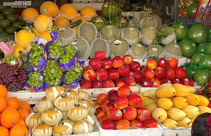 Tại nhiều cửa hàng, siêu thị trái cây ngoại được nhiều người Việt ưa chuộng, nhất là trong dịp Tết.