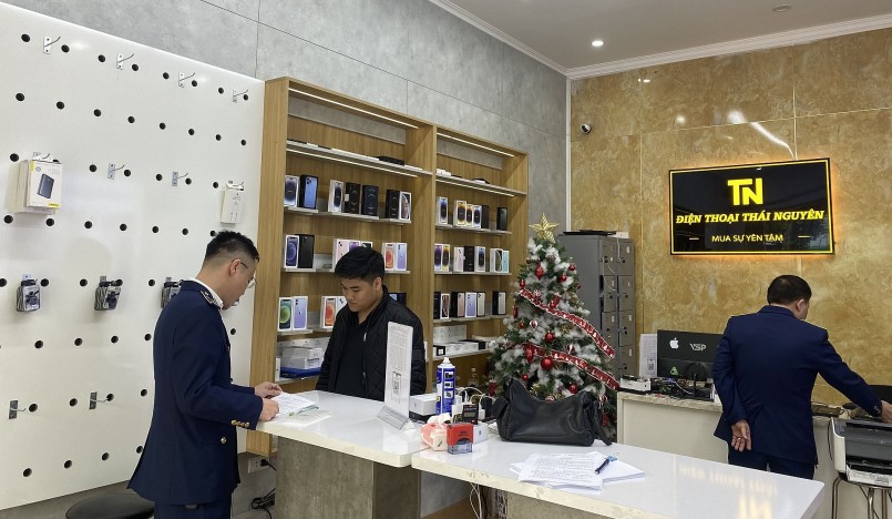 Thái Nguyên: Tạm giữ 17 điện thoại iPhone nhập lậu trị giá gần 95 triệu đồng