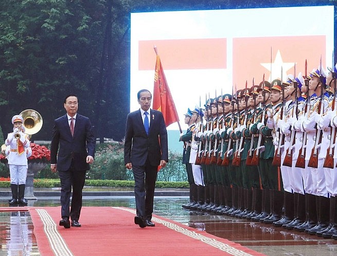 Chủ tịch nước Võ Văn Thưởng và Tổng thống Cộng hoà Indonesia Joko Widodo duyệt Đội danh dự Quân đội nhân dân Việt Nam. Ảnh: Thống Nhất/TTXVN
