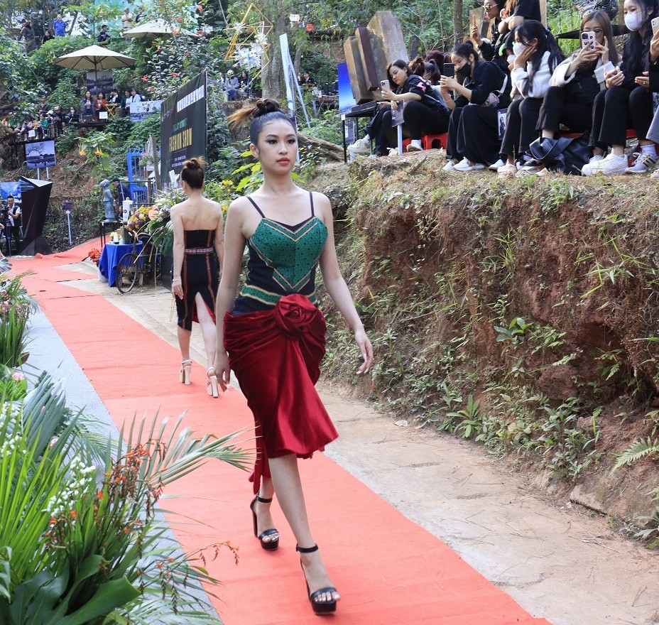 Lâm Đồng: Đặc sắc màn trình diễn thời trang thổ cẩm Tây Nguyên