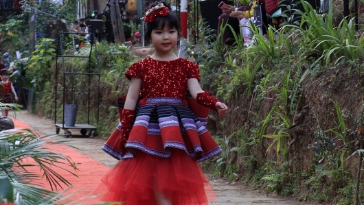 Lâm Đồng: Đặc sắc màn trình diễn thời trang thổ cẩm Tây Nguyên
