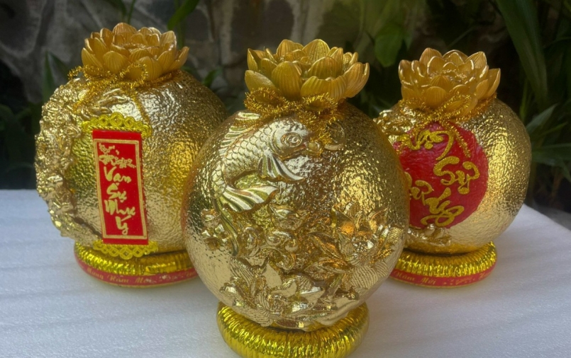 Dừa dát vàng giá 350.000 đồng. Ảnh Quỳnh Trần
