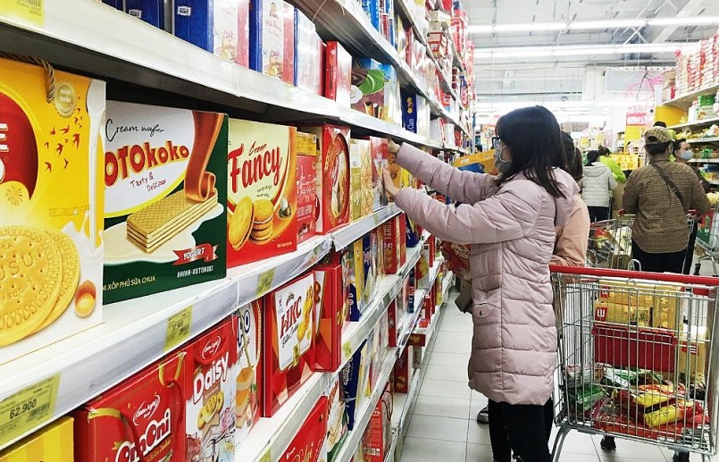 Người tiêu dùng chọn mua bánh kẹo Việt tại siêu thị Big C (quận Cầu Giấy). Ảnh: Đỗ Tâm