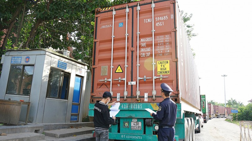 Lực lượng chức năng kiểm tra hàng hóa xuất khẩu tại Cửa khẩu quốc tế Lao Bảo . Ảnh: L.A