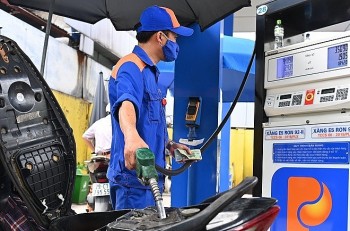 Giá xăng dầu đồng loạt tăng, RON95 vượt 22.000 đồng/lít