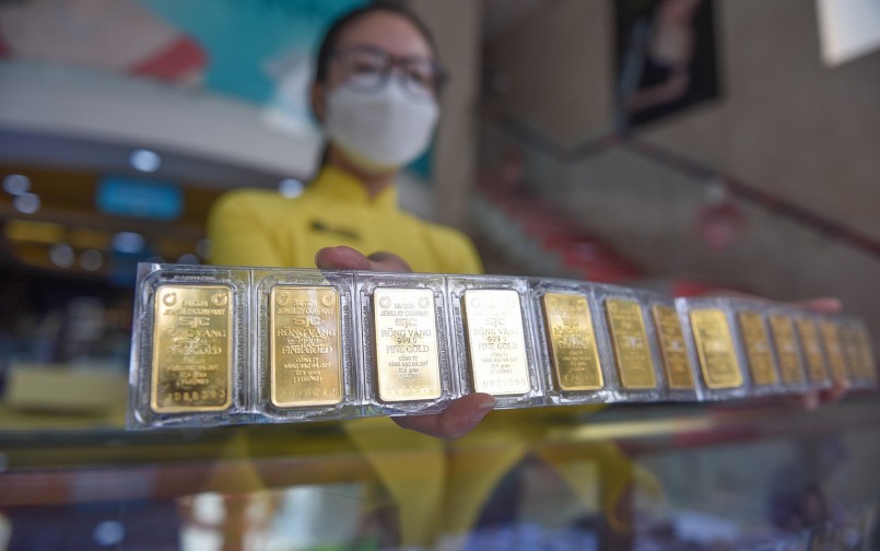 Giá vàng trong nước tiến sát ngưỡng 77 triệu đồng/lượng.